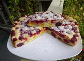 Tarta-puf cu fructe de padure si piersici – Gustul verii in fiecare felie