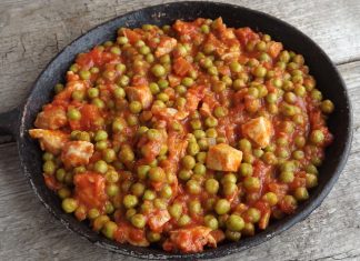 Ragu de pui cu roșii și mazăre – rețeta simplă și delicioasă pentru toată familia