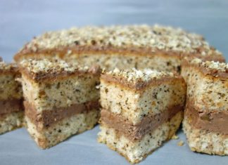 Prajitura pufoasa cu nuca si crema fina de ciocolata