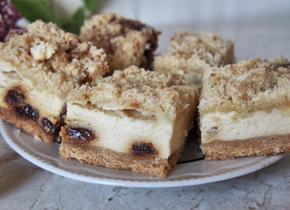 Prajitura lenesa cu crumble – desertul care se face singur si iese perfect de fiecare data