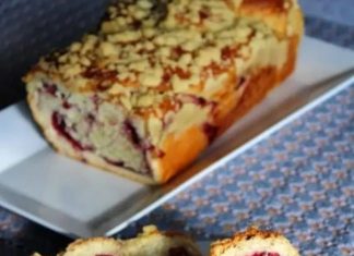 Chec-Rulada Pufos cu Dulceata si Crumble