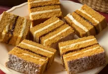 Prajitura traditionala cu foi fragede, gem de prune si crema fina