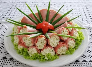 Rulouri de sunca cu salata de branza si usturoi