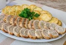 Aperitiv delicios: rulada de pui si dovlecei aurii in crusta de parmezan