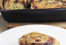 Prajitura pufoasa cu iaurt si gem de prune