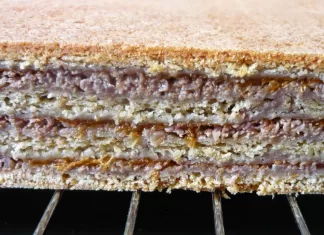 Prajitura frageda cu nuca, gem de caise si glazura de ciocolata – desertul care se topeste in gura
