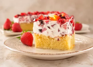 Prajitura Fanta cu crema de smantana si capsuni