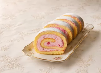 Rulada pufoasa cu mousse de capsuni