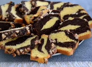 Chec marmorat cu vanilie si cacao, pufos si aromat. Ingredientul care il pastreaza fraged mai multe zile