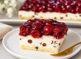 Prăjitură fără coacere cu cireșe și cremă de mascarpone