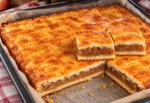Prăjitură fragedă cu mere, ca la bunica. Ingredientul secret care dă umpluturii un gust mai bogat