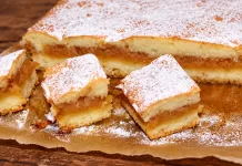 Prăjitura turnată cu mere, rețeta pufoasă cu umplutură aromată și gust de copilărie