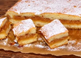 Prăjitura turnată cu mere, rețeta pufoasă cu umplutură aromată și gust de copilărie