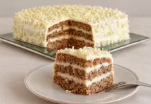 Tort cu nucă și cremă de ciocolată albă, o rețetă de păstrat pentru zilele de sărbătoare