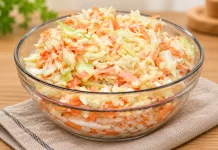 Salată de varză cu morcov, cremoasă și crocantă, ca la restaurant
