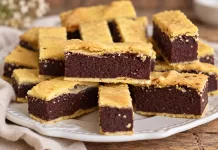 Prăjitură cu foi fragede și umplutură de cacao. Rețeta unui desert de casă care se taie frumos